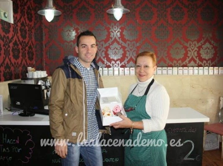 Recogiendo premio sorteo cupcakes