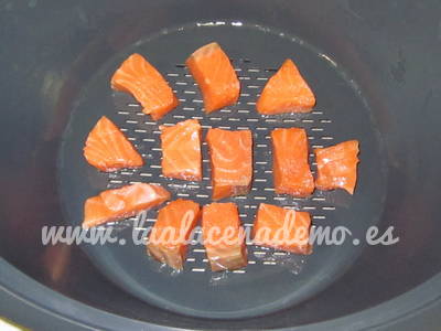 Paso 1: cortar el salmón y reservar