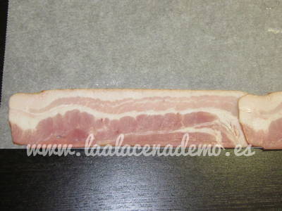 Paso 2: colocar el bacon, superponiendo los extremos de 2 lonchas
