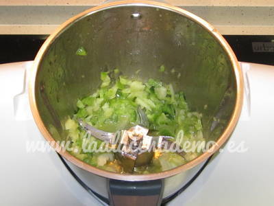 Paso 3: picar la cebolla y el pimiento