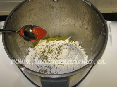 Paso 3: añadir la harina, sal y pimentón