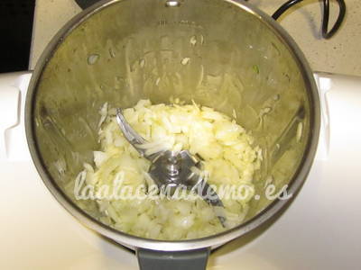Paso 1: picar la cebolla y el ajo