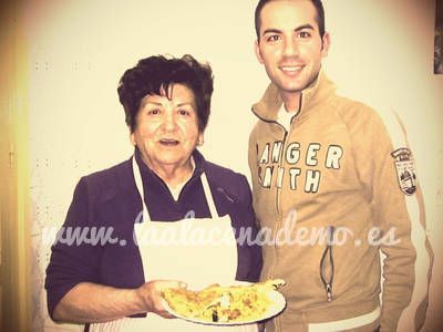 ¡Mi abuela Paquita y yo a punto de comer!