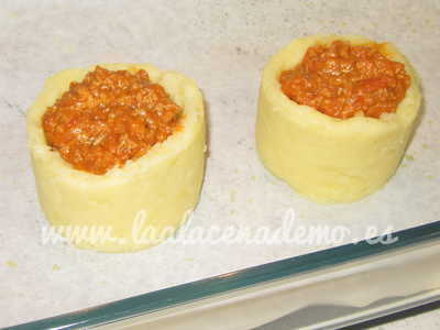 Paso 5: rellenar las patatas con la salsa boloñesa