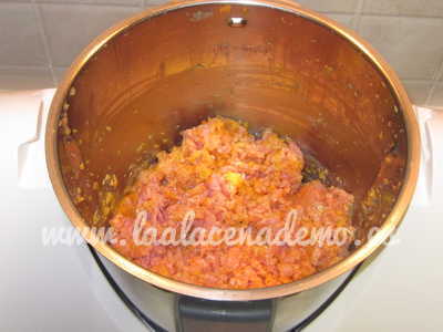 Paso 3: añadir la carne y mezclar con la zanahoria y cebolla