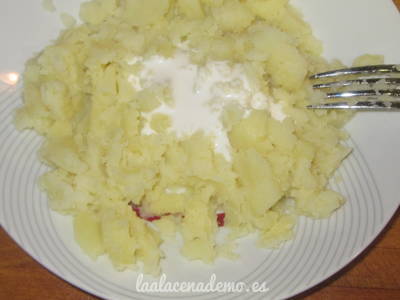 Paso 1: mezcla la patata con nata, mantequilla y sal