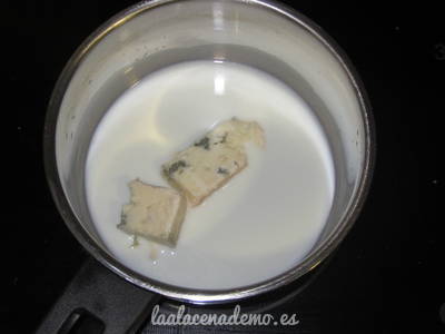 Paso 2: derrite el queso con la leche en un cazo