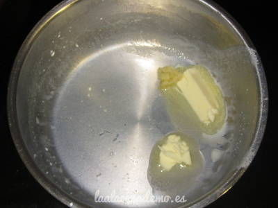 Paso 3: dora el ajo machacado con la mantequilla