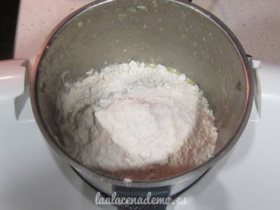 Paso 3: añade la harina y la sal