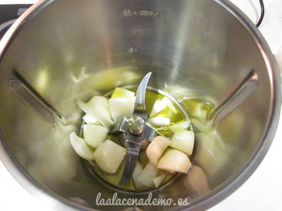 Paso 1: añade la cebolla al vaso