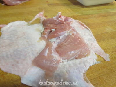 Paso 1: retira parte de la carne del pollo dejando la piel