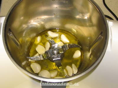 Paso 2: pon el aceite, el zumo de limón, los ajos y la sal en el vaso