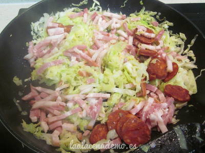Paso 3: añade el bacon y el chorizo en rodajas
