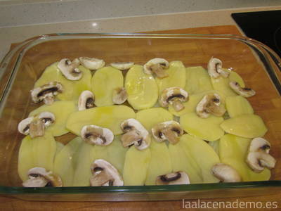 Paso 2: coloca la cebolla, las patatas y los champiñones en la fuente