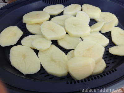 Paso 3: coloca las patatas cortadas en rodajas en la bandeja del recipiente Varoma