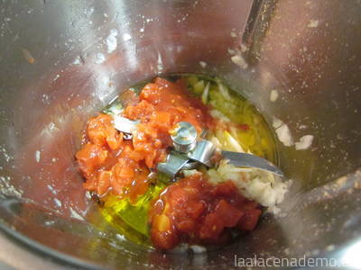 Paso 3: incorpora el aceite y el tomate