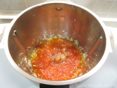 Paso 3: sofríe el tomate y la cebolla.