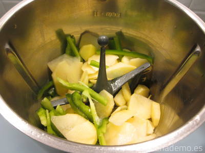Paso 8: incorpora las patatas y los pimientos.