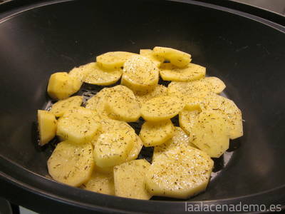 Paso 5: en el recipiente varoma, las patatas con sal, romero y tomillo.