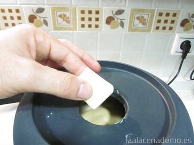 Paso 4: añade la mantequilla en trozos pequeños por el bocal