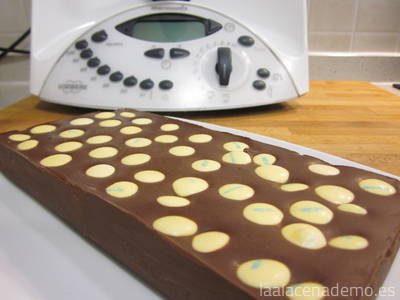 Tableta de turrón de chocolate con lacasitos de chocolate blanco Thermomix