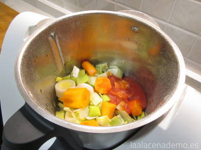 Paso 2: añade las verduras y el agua