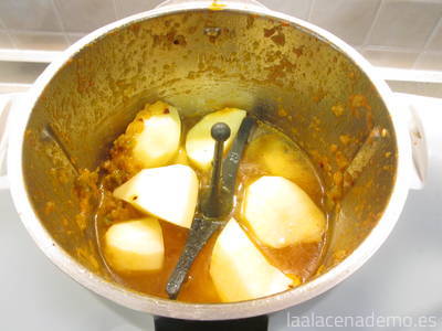 Paso 4: añade las patatas chascadas.