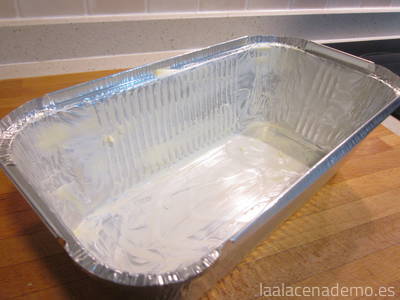 Paso 6: unta el molde con mantequilla y enharínalo