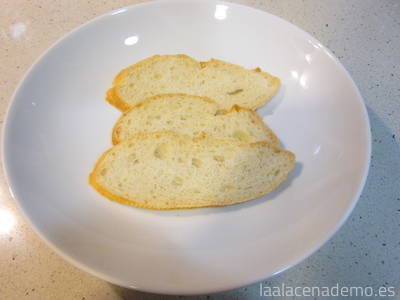 Paso 7: reparte las rebanadas de pan en los platos