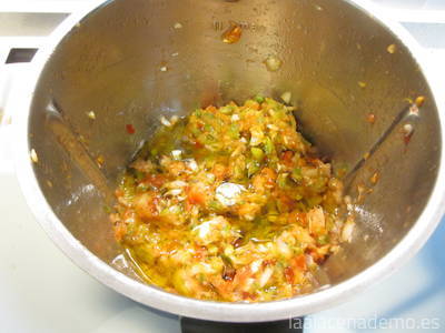 Paso 2: baja los restos de verduras con la espátula hacia las cuchillas