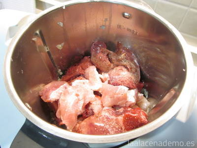 Paso 3: incorpora la carne y los higaditos de pollo