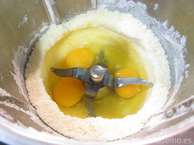 Paso 4: añade los huevos y bate