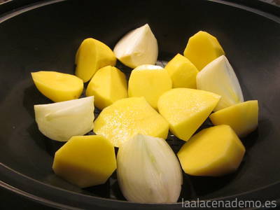 Paso 3: añade las patatas y la cebolla en el Varoma