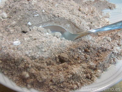 Paso 3: mezcla los ingredientes secos en un bol (harina de avena, cacao en polvo, levadura química)