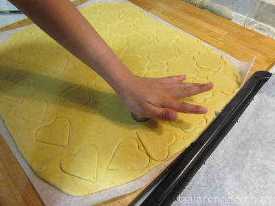 Paso 3: con la ayuda de un corta pastas corta las galletas
