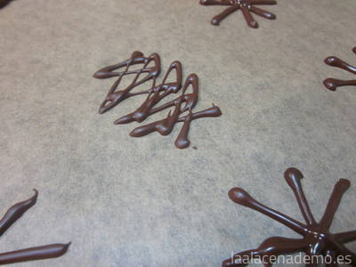 Elabora figuras con el chocolate fundido para decorar