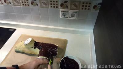 Paso 24: extiende el chocolate con la espátula de silicona