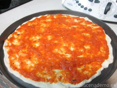 Paso 3: reparte el tomate sobre la base de la pizza